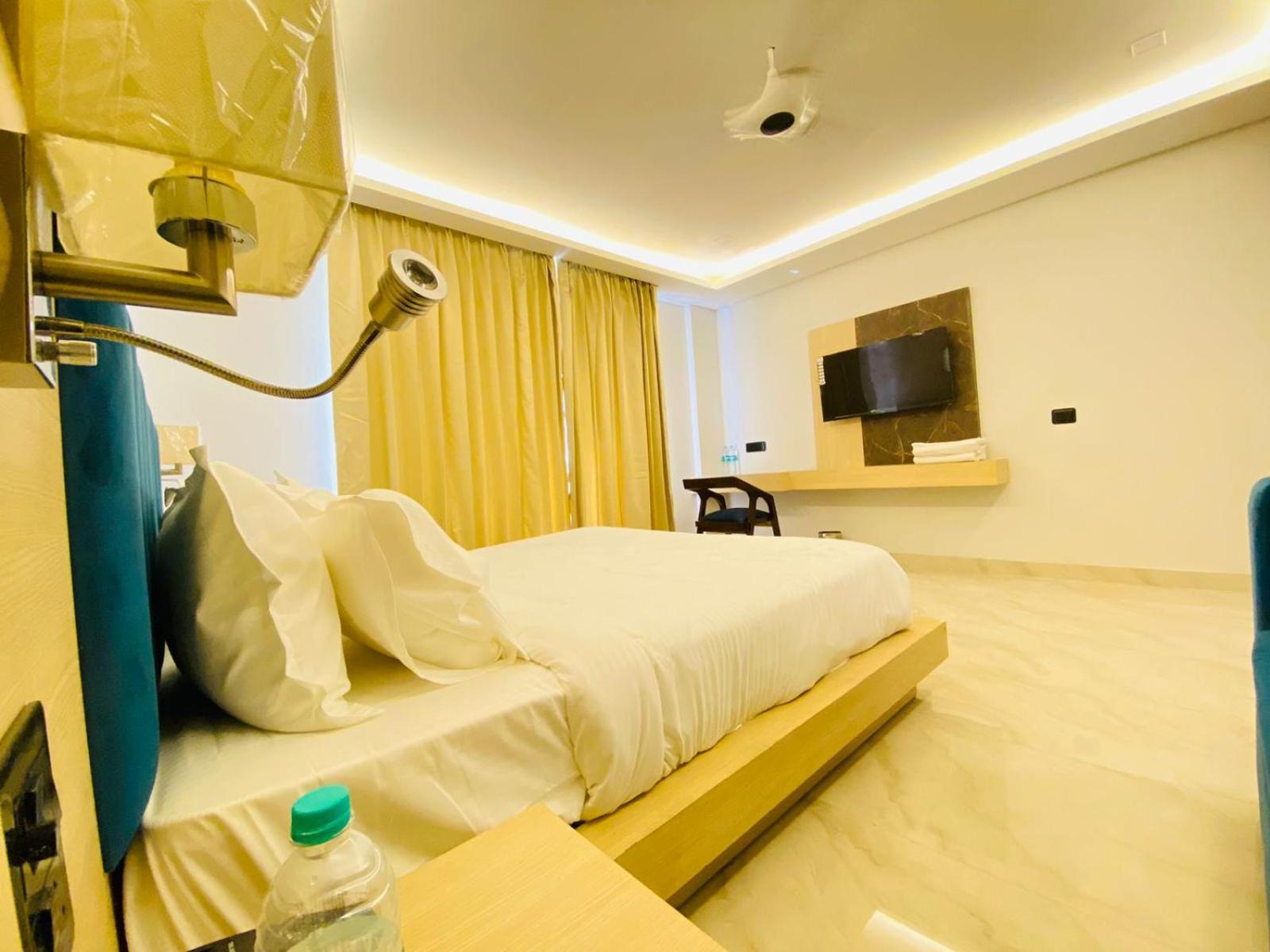 Hotel Holiday Grand 大诺伊达 外观 照片